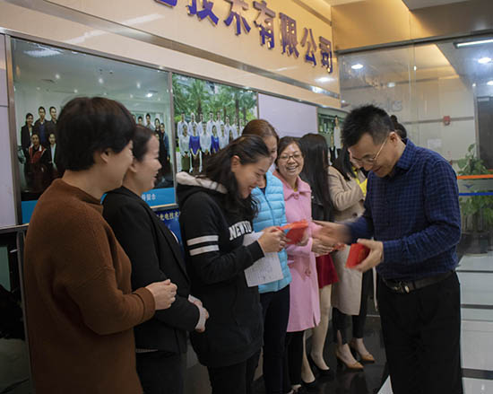 亞泰光電總經理鄭總2019三八婦女節給堅守崗位的女員工發紅包